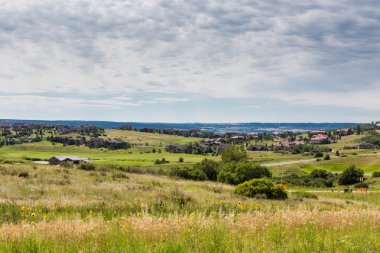 Model evleri olan banliyö halkı.
