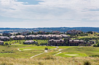 Model evleri olan banliyö halkı.