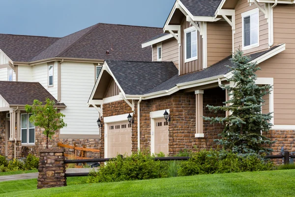 Comunità suburbana con case modello. — Foto Stock