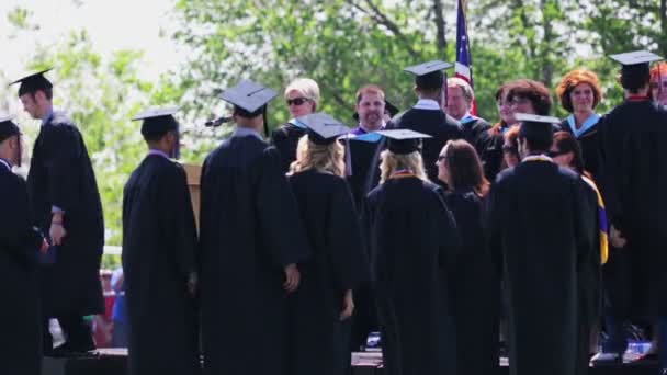 Cerimonia di laurea presso le scuole pubbliche di Mapleton . — Video Stock