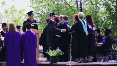 mezuniyet töreninde mapleton devlet okulları.