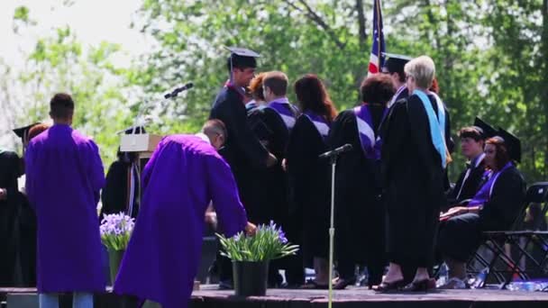 Церемония вручения дипломов в государственных школах Мэйплтона . — стоковое видео