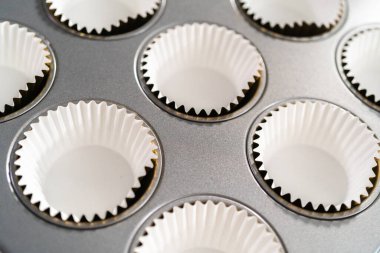 Kek tepsisindeki boş kek kuyrukları fırınlanmaya hazır..