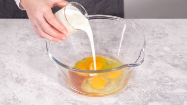 Adım adım. Kırmızı kadife kek hazırlamak için karıştırma kabındaki malzemeleri karıştırıyorum..