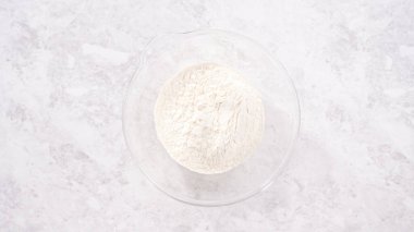 Düz yatıyordu. Adım adım. Kırmızı kadife kek hazırlamak için karıştırma kabındaki malzemeleri karıştırıyorum..