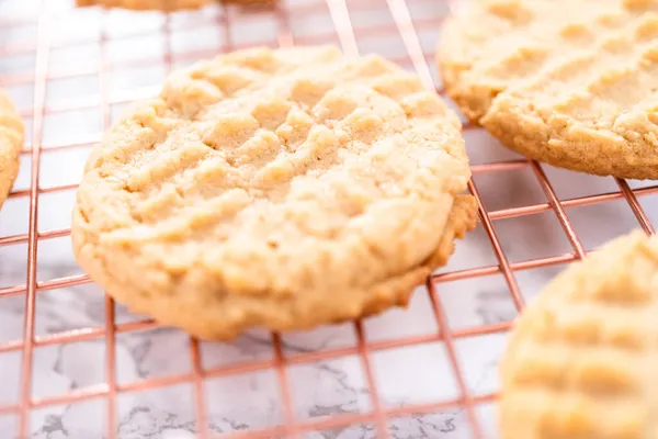 新鲜烘焙的花生酱饼干放在烘干架上冷却 — 图库照片