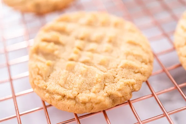 Biscotti Burro Arachidi Appena Sfornati Che Raffreddano Uno Stendino — Foto Stock