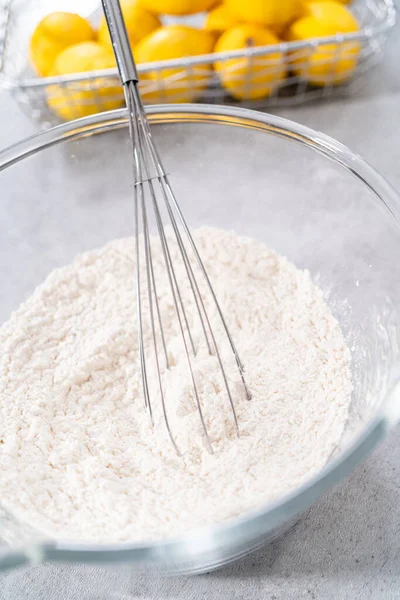 Mezclar Los Ingredientes Tazón Vidrio Para Preparar Pastel Limonero —  Fotos de Stock