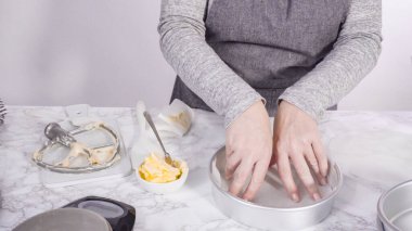 Adım adım. Pasta yapmak için tereyağlı tava yağlamak..