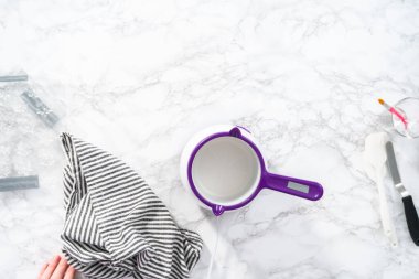 Düz yatıyordu. Çikolata parçacıklarını eriterek..