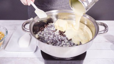 Adım adım. Kavanozda çikolata parçaları eritip fındıklı şekerleme yapıyorum..