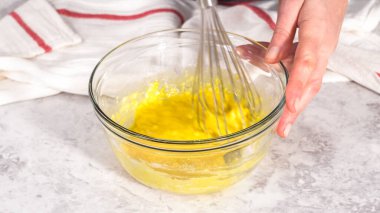 Adım adım. Çikolatalı kek hazırlamak için bardakları karıştırıyorum..