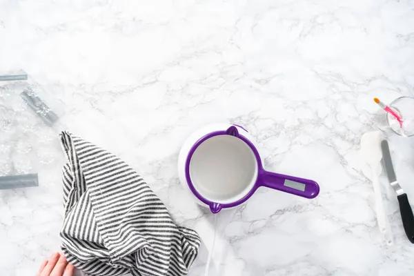 Düz yatıyordu. Çikolata parçacıklarını eriterek..