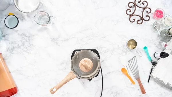 平置きだ 自家製ロリポップを作るために鍋に砂糖をカラメル — ストック写真