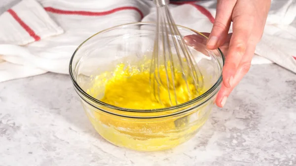 Paso Paso Mezclar Los Ingredientes Tazón Vidrio Para Preparar Pasteles — Foto de Stock