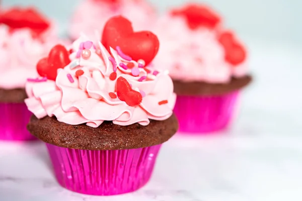Rød Fløyel Muffins Med Rosa Italiensk Smørkremglasur Dekorert Med Hjerte – stockfoto