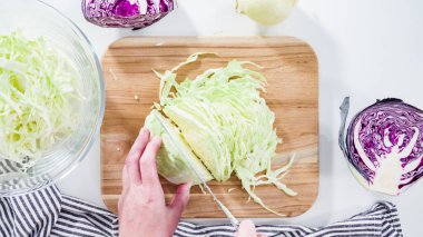 Düz yatıyordu. Adım adım. Ağaç kesme tahtasıyla organik lahana doğruyorum..