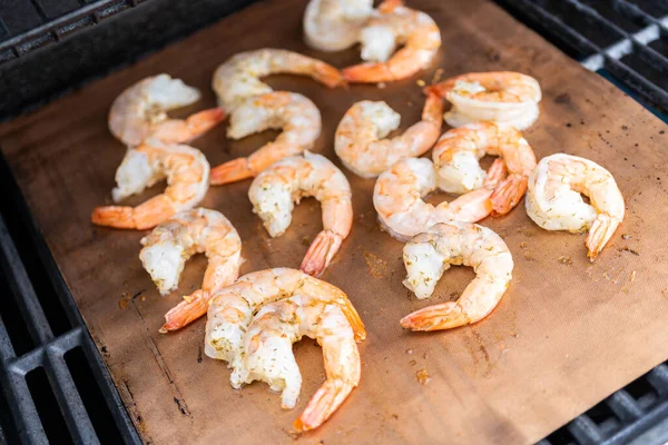 Griller Des Crevettes Sur Tapis Gril Sur Barbecue Gaz Extérieur — Photo