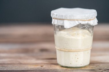Ekşi mayalı ekmek pişirmek için cam bir mason kavanozunda başlangıç yapıyorum..