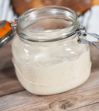 Ekşi mayalı ekmek pişirmek için cam bir mason kavanozunda başlangıç yapıyorum..