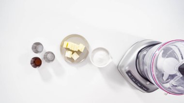 Düz yatıyordu. Ev yapımı hindistan cevizi kurabiyelerini hazırlamak için mutfak tezgahının üzerindeki malzemeler..