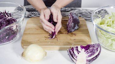 Adım adım. Ağaç kesme tahtasıyla organik lahana doğruyorum..