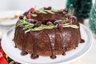 Çikolatalı kek. Çikolata kremalı. Taze yaban mersinli ve biberiyeli..