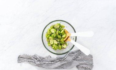 Düz yatıyordu. Büyük bardakta salatalık karıştırma kabı..