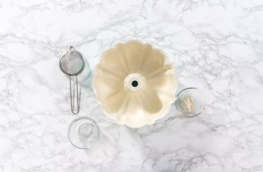 Düz yatıyordu. Balkabaklı kek pişirmek için yağlı çörek tepsisi.