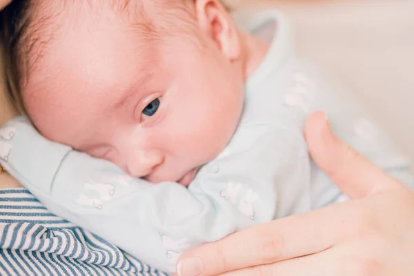 Estilo Vida Retrato Recém Nascido Três Semanas Idade Bebê Menina — Fotografia de Stock