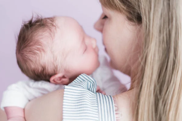 Stile Vita Ritratto Una Giovane Madre Della Sua Neonata Figlia — Foto Stock