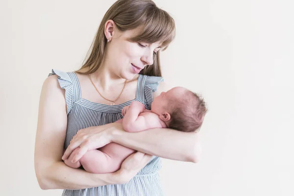 Stile Vita Ritratto Una Giovane Madre Della Sua Neonata Figlia — Foto Stock