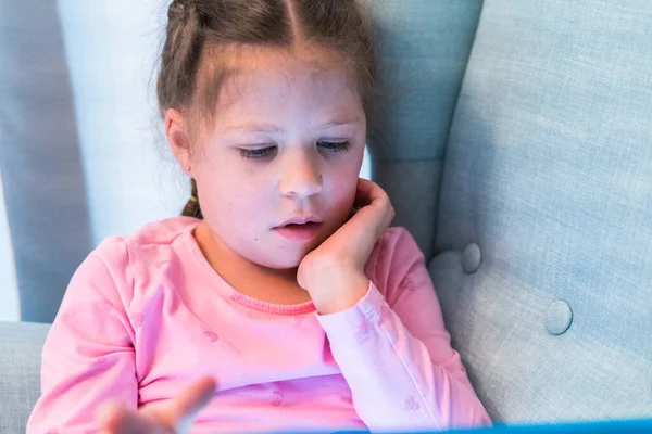 Klein Meisje Dat Boeken Leest Haar Tablet Thuisschool — Stockfoto