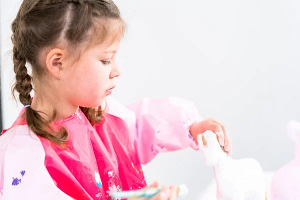 Menina Trabalhando Seu Projeto Arte Para Ensino Distância Casa Durante — Fotografia de Stock