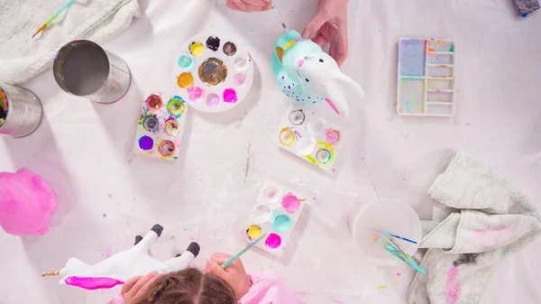 Deitado Menina Pintando Figuras Papel Mache Com Tinta Acrílica Para — Fotografia de Stock