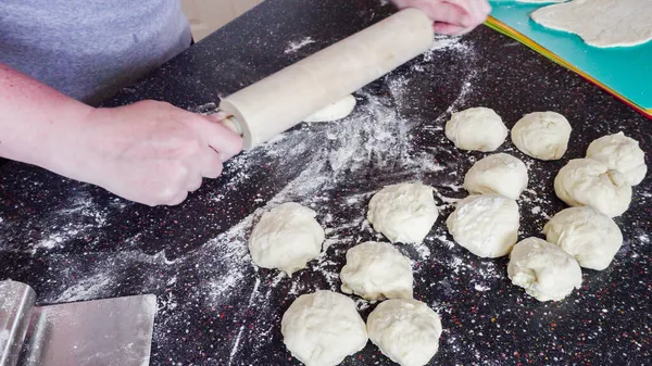 Przygotowanie Chleba Płaskiego Blacie Kuchni Mieszkalnej — Zdjęcie stockowe