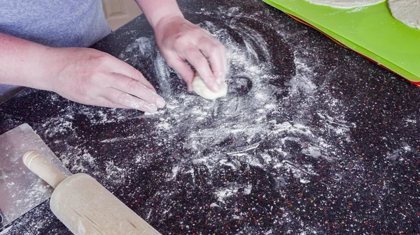 Подготовка Лепешек Стойке Жилой Кухне — стоковое фото