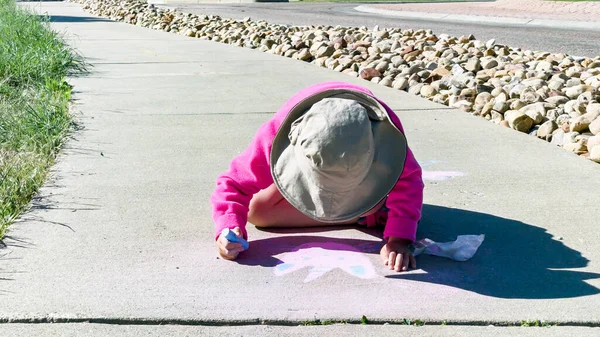 Little Girl Drawing Chalk Sidewalk Summer Day — Stock Photo, Image