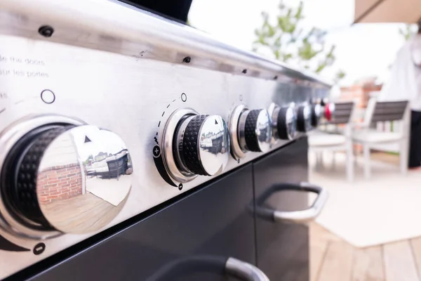 为夏季烧烤准备干净的六燃烧气烤炉 — 图库照片