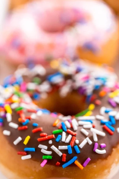 Beyaz Bir Karton Kutuda Mağazadan Alınmış Donutların Çeşitliliği — Stok fotoğraf