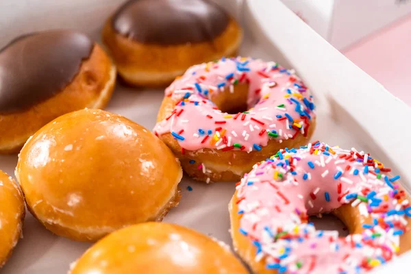 Variedade Donuts Comprados Loja Uma Caixa Papel Branco — Fotografia de Stock