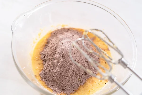 Mezclar Ingredientes Tazón Vidrio Para Hornear Pastel Chocolate Con Glaseado — Foto de Stock