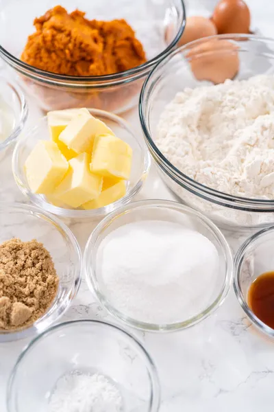 Diukur Bahan Bahan Dalam Gelas Campuran Mangkuk Untuk Kue Labu — Stok Foto