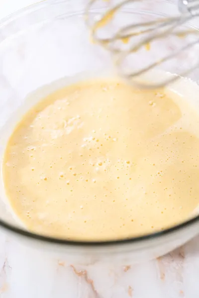 Mescolare Gli Ingredienti Una Grande Ciotola Vetro Cuocere Muffin Sharlotka — Foto Stock