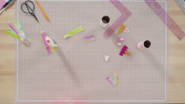 종이와 화장지로 유니콘을 만드는 — 비디오