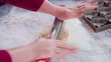 Noel kurabiyeleri pişirmek için şekerli kurabiye hamuru hazırlıyorum..