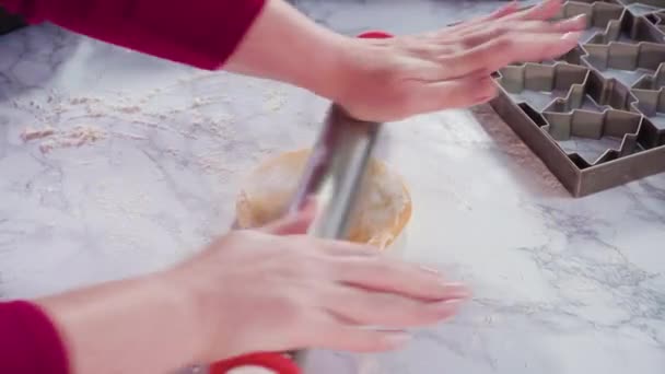 Ανοίγουμε Ζύμη Μπισκότων Ζάχαρης Για Ψήσουμε Χριστουγεννιάτικα Μπισκότα — Αρχείο Βίντεο