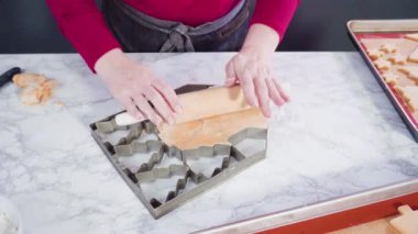 Şekerli kurabiye hamurundan Noel kurabiyeleriyle şekiller kesiyorum..