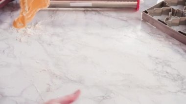Şekerli kurabiye hamurundan Noel kurabiyeleriyle şekiller kesiyorum..