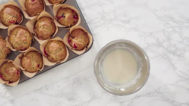 Κάνοντας Cranberry Muffins Καφέ Χάρτινα Muffin — Αρχείο Βίντεο